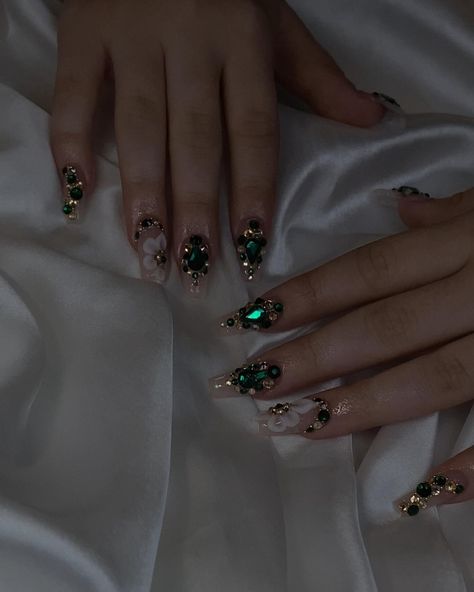 Emerald Green Quince Nails Almond, Quinceanera Nails Green And Gold, Green Nails With Gems, Green Gem Nails, Emerald And Gold Nails, Green Nails Gold, Prom Nails Green, Gold Nails Acrylic, Quince Planning