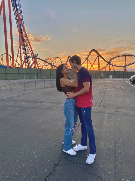 Six Flags Couple Pictures, Theme Park With Boyfriend, Theme Park Aesthetic Couple, Six Flags Pictures Ideas, Cute Couple Pics Amusement Park, Couple Amusement Park Pictures, Cute Couple Carnival Photos, Fair Pics, Dream Dates