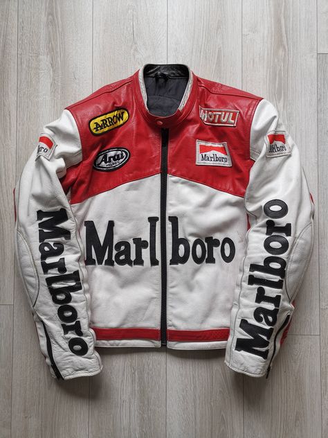 Race Jacket Aesthetic, Leather Jacket Outfit Dressy, Leather Jacket Outfits Fall, Mclaren Jacket, Drawing Leather Jacket, Jackets Drawing, Racing Jacket Outfit, Vintage Jacket Outfit, Racing Leather Jacket