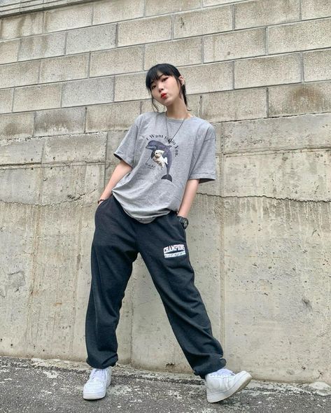 Modest Tomboy Outfits, Tshirt And Sweatpants Outfit, Slytherin Clothes, Korean Airport Fashion, Feminine Tomboy, Style Gym, Sweatpants Outfits, Kawaii Fashion Outfits, Fashion Photography Inspiration