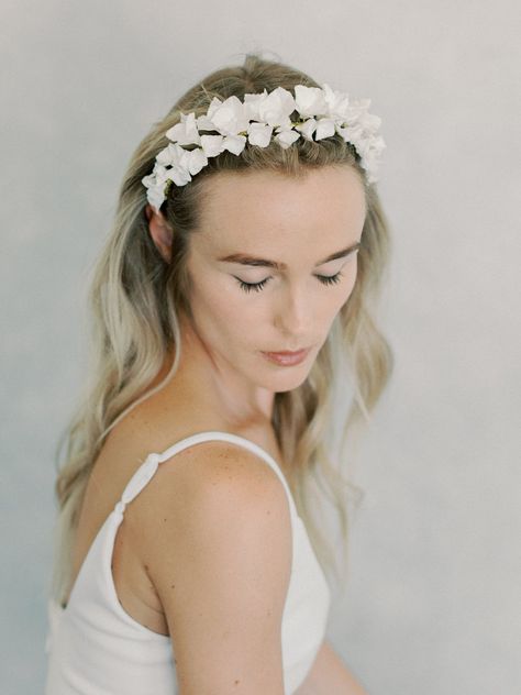 Flower Crown Bride, Stylish Bride, Pearl Bridal Headband, Bridal Flower Crown, Floral Headband, Flower Headpiece, Halo Style, Trendy Flowers, Wedding Headband