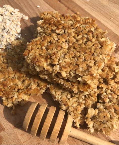 Baked Oat & Honey Bars – #FoodieScore Honey Apple Oat Bars, Honey Oatmeal Balls, Bayou Bars, Honey Oatmeal Bars, Honey Granola Bar Recipe, Cookies With Honey, Daycare Snacks, Honey Bars, Oat Bars Healthy