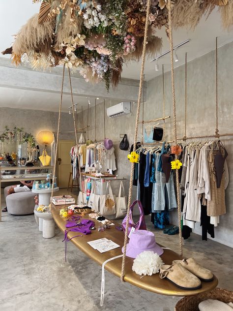 Bali Store Design, Beach Retail Display, Unique Boutique Displays, Beach Boutique Interior, Free People Store Decor, Free People Store Display, Swimwear Store Design, Retail Dressing Room Ideas, Beach Shop Design