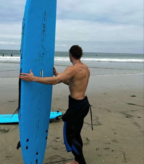 Hot Surfers Men, Surfer Boy Aesthetic, Hybrid Athlete, Gym Men Motivation, Surf Pics, Boys Aesthetic Outfits, Surf Boy, Athlete Training, Hot Surfers