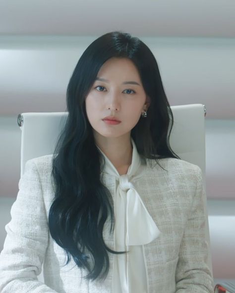 Kim Ji-won plays Hong Hae-in in Netflix's latest 'Queen of Tears' and her designer wardrobe demonstrates effortless flair for power dressing. Hairstyle Asian, Designer Wardrobe, Top Hairstyles, Kim Jiwon, Kim Ji Won, Power Dressing, My Muse, Asian Hair, Work Outfits Women