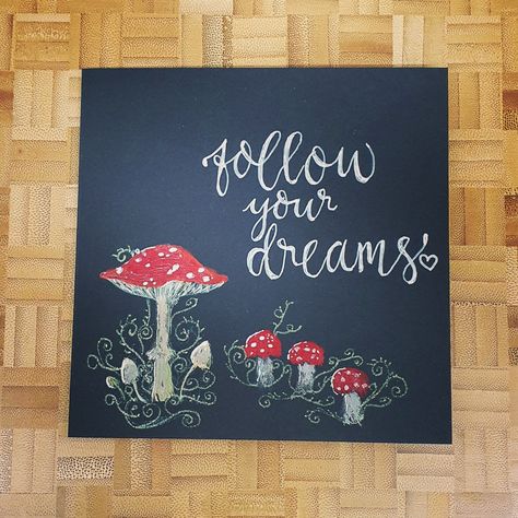 Black Board Ideas Chalkboards, Window Art Diy, Blackboard Ideas, Chalk Board Signs, Chalkboard Art Ideas, Spring Chalkboard, Blackboard Drawing, Chalk Art Ideas, Ceramic Painting Ideas