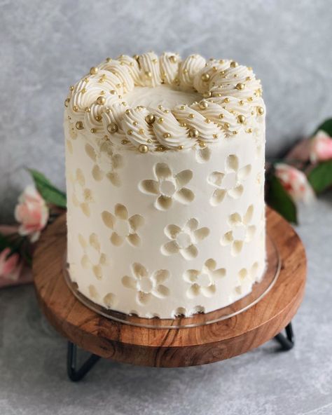 Cakes In Bloom🌷 on Instagram: “Carved buttercream🌸 Today, the lovely @chaleesebakescakes and I are hosting a carved buttercream collab with some sweet and talented…” Cake Carving, Gold Sprinkles, Bas Relief, Carving Tools, Buttercream Cake, Vanilla Cake, Butter Cream, Sprinkles, Wedding Cakes