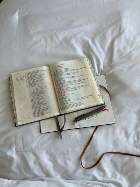 Quiet Time Aesthetic, Read Bible Aesthetic, Cozy Bible Aesthetic, Bible Quiet Time Aesthetic, Bible Aesthetic Dark, Morning Bible Study Aesthetic, Gods Princess, Medical School Motivation, Christian Love