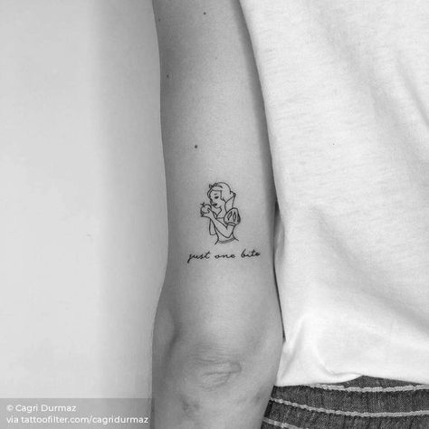 Snow White Inspired Tattoo, Snow White Tattoo Ideas, Other Women Quotes, Disney Characters Cartoon, Tattoo Branca, Bite Me Tattoo, Snow White Tattoo, Cartoon Line Art, Snow White Tattoos