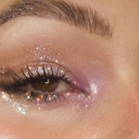 Kelsey Hopman on Instagram: "Floating double eyeliner on my hooded eyes is one of my favs!  — also loved adding duo chrome and sparkle together 🥵🧚🏻 - Would you wear this eyeliner?!  - Products used:  @danessa_myricks lw3 palette.  @urbandecaycosmetics glitter eyeliner in disco daydream.  @kaleidosmakeup escape pod palette.  @thebeautybar.cosmetics loose glitter in don Julio.  @aboutfacebeauty mascara.  @glowbyauric morganite.  @colourpopcosmetics pretty fresh concealer.  @colourpopcosmetics serum blush.  - #fairymakeup #hoodedeyesmakeup #creativemakeup #graphiceyeliner #graphiceye #colourpopcollection #glittereyeshadow #glittermakeup #closeupmakeup #eyeball #bluemakeup #makeupforbrowneyes #rhinestonemakeup #shimmereyeshadow #doubleliner #makeupideas #dreamyaesthetic #everydaymakeup #col Glitter Makeup For Hooded Eyes, Eye Makeup Small Eyes, Makeup Small Eyes, Serum Blush, Eye Shimmer, Double Eyeliner, Glittery Eyeshadow, Shimmer Eye Makeup, Escape Pod