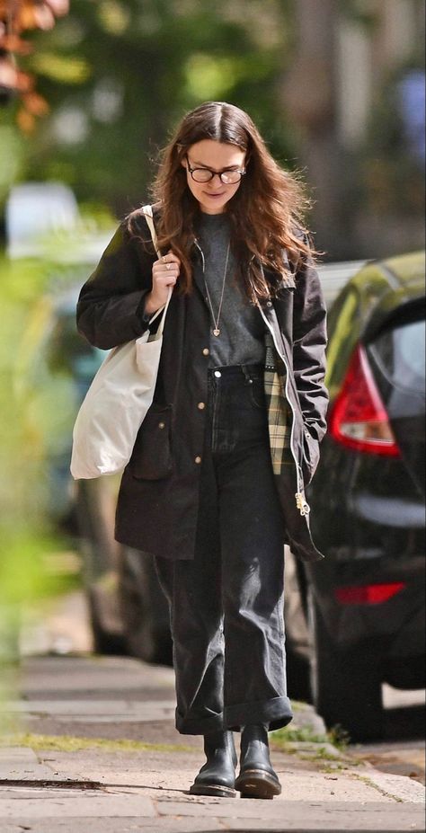 Keira Knightley Street Style, Keira Knightley Style, James Righton, Dr Martens Chelsea Boots, Dr Martens Chelsea, Keira Knightley, Celebrity Street Style, 가을 패션, Heart Locket