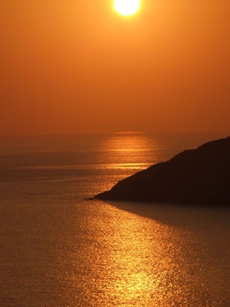 Greek island sunset. Gold Sunset Aesthetic, Orange Hour, Greek Sunset, Orange Sunsets, Orange Aura, Sunset Island, Gold Sunset, Golden Summer, Island Sunset