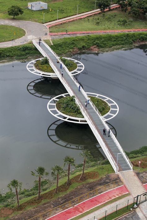 Image 10 of 22 from gallery of Friedrich Bayer Bridge / LoebCapote Arquitetura e Urbanismo. Photograph by Leonardo Finotti Pedestrian Walk, Floating Architecture, Apartments Exterior, Eco City, Bridge City, Bike Photoshoot, Sky Garden, Pedestrian Bridge, Bridge Design