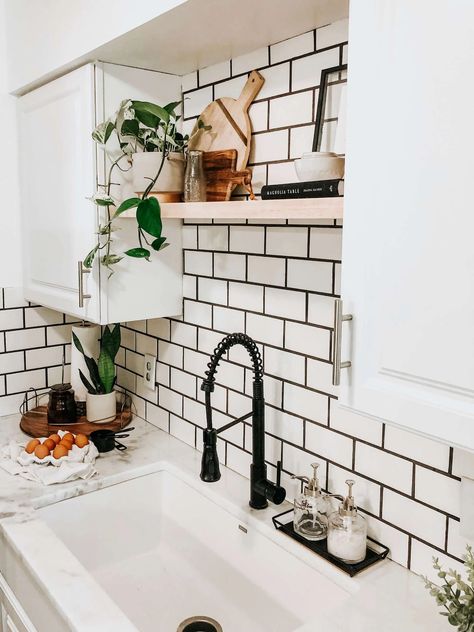 Shiplap Island, Backsplash Marble, Small Kitchen Decoration, Farmhouse Kitchen Backsplash, Model Dapur, Black Grout, White Kitchen Backsplash, White Subway Tile Backsplash, Modern Farmhouse Kitchen