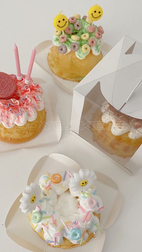 Chiffon Cake Decoration, Mini Chiffon Cake, Bakery Pantry, Pastel Individual, Mini Bundt Cakes Recipes, Dekorasi Wedding, Butterfly Birthday Cakes, Tiny Cakes, Cake Mini