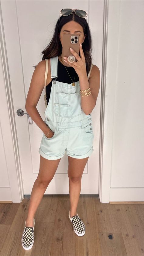 Wearing the Free People Ziggy Light Wash Denim Shortalls in a size small. Showing you how to wear these overalls a bunch of different ways for the summer! Overalls With Heels, Ziggy Shortalls, Minimal Summer Outfit, Shortalls Outfit, Postpartum Fashion, Denim Shortalls, Style Overalls, Overall Outfit, Overalls Outfit