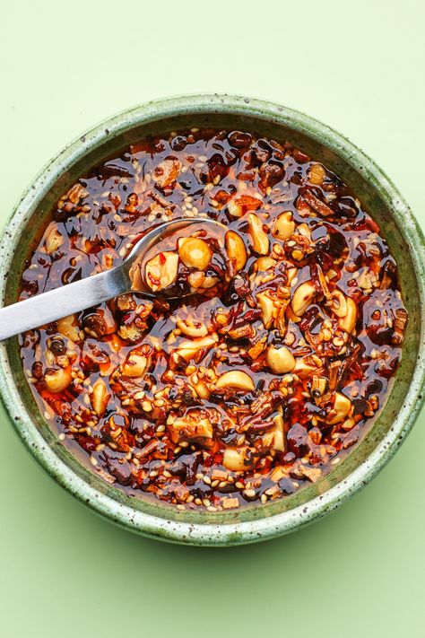 Homemade Chili Crisp Oil, Chili Garlic Crisp, Chilli Crisp, Diy Condiments, Hot Chili Oil, Chili Oil Recipe, Chili Crisp, Peanut Recipes, Garlic Fries