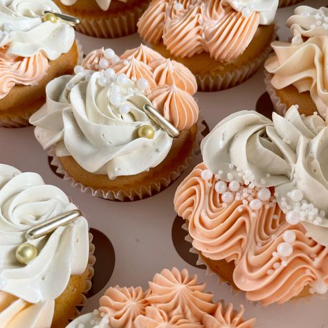 Peach and ivory cupcakes, decorated with white and gold sugar pearls Peach Colored Cupcakes, Peach Color Cupcakes, Ivory Cupcakes, Peach Icing, Coral Cupcakes, Cupcake Icing Designs, 30th Cake, Peach Items, Bday Brunch