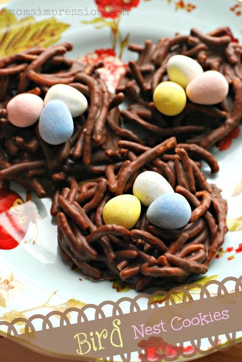 These adorable Bird Nest Cookies are so simple to make.  In just a few steps you can make realistic bird nests that are perfect for Easter or a garden party! Cadbury Mini Egg Recipes, Easter Nest Treats, Bird Nest Cookies, Mini Egg Recipes, Birds Nests Recipe, Edible Bird's Nest, Birds Nest Cookies, Easter Birds Nest, Chocolate Haystacks