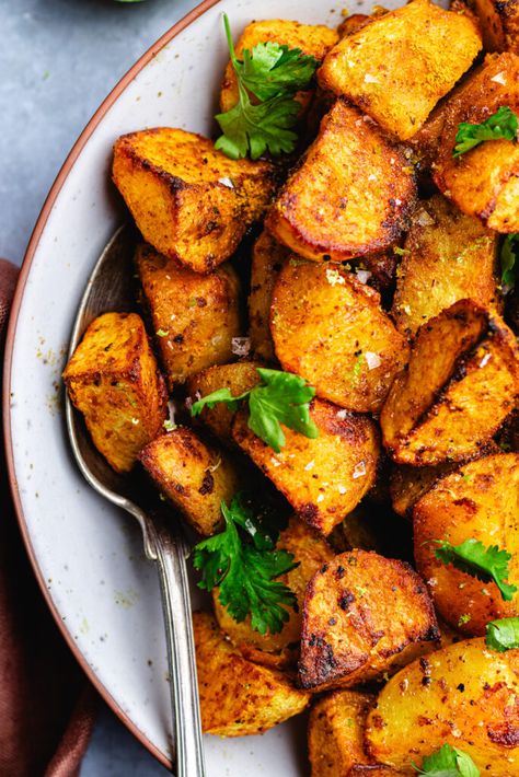 Curry roasted potatoes in a serving bowl topped with cilantro. Lamb Recipes Indian, Curry Potatoes, Indian Potato Recipes, Potatoes In Oven, Greek Potatoes, Side Dishes For Bbq, Potato Sides, Potato Curry, Roast Potatoes