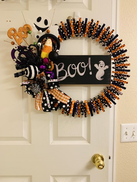 Door Arrangement, Halloween Wreath, Clothespin Wreath Halloween Clothespin, Porta Halloween, Clothespin Diy Crafts, Wooden Clothespin Crafts, Clothespin Wreath, Halloween Wood Crafts, Holiday Wreaths Diy, Clothes Pin Wreath, Diy Halloween Wreath