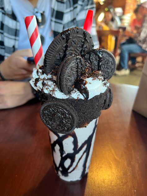 #nh #oreo #milkshake Milkshake Aesthetic Korean, Milkshake Aesthetic, Oreo Shake, Oreo Milkshake, Yummy Alcoholic Drinks, Aesthetic Korean, Food Babe, Milkshake Recipes, Food Therapy