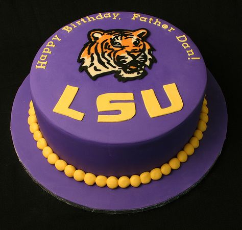 LSU cake Lsu Tiger Birthday Cake, Lsu Cake Ideas, Lsu Decorations, Lsu Cake, Lsu Party, Lsu Graduation, Lsu Baseball, Tiger Cake, Football Cake