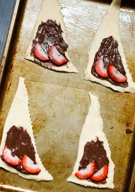 Nutella Croissants with Strawberry – Tasty Oven Family Meals Dessert Croissant Recipe, Chocolate Crossaints, Valentines Day Deserts, Nutella Crescent Rolls, Tasty Oven, Nutella Breakfast, Nutella Croissant, Crescent Roll Breakfast Recipes, Strawberry Nutella