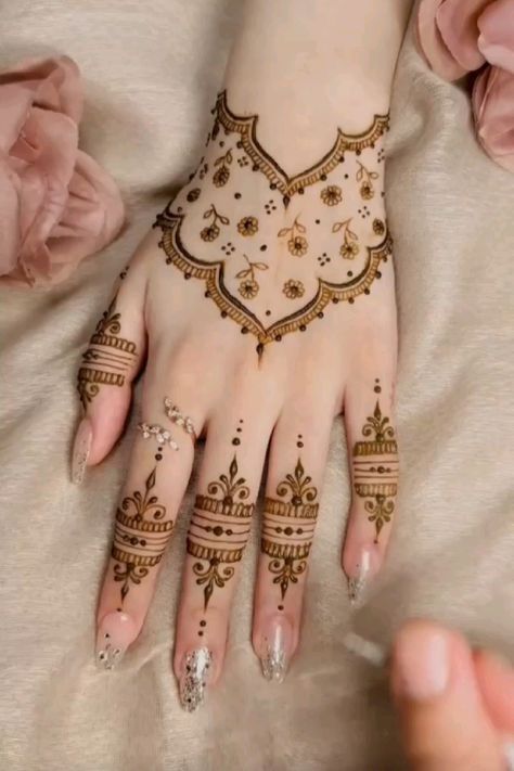 Dainty Mehendi Designs, Dainty Henna, Aesthetic Henna, Beautiful Simple Mehndi Design, Short Mehndi Design, Cute Henna Designs, Henna Hand, Floral Henna Designs, Tato Henna