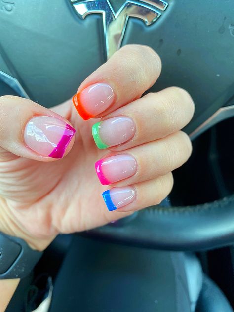 Cute summer fun nails with neon tips Fun Summer Nails French Tips, Summer Nails Neon Tips, Neon Nails Gel Short, Bright Nails For Summer Neon, Nails Neon Tips, Neon Tips Nails, Bright Summer Nails Designs Neon French Tips, Fun Summer Nails Bright Short, Neon Dip Nails Short