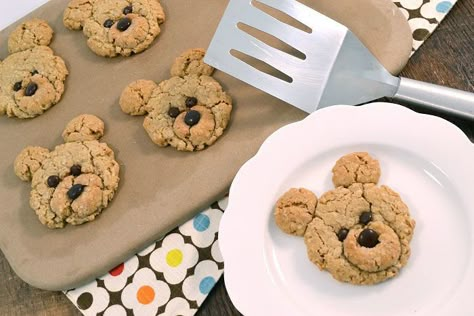 Wistia video thumbnail - oatmeal-cookie-recipe-how-to-make-bear-shaped-cookies Bear Cookie Recipe, Kid Snacks, Bear Cookies, Kid Food, Cookies For Kids, Fun Foods, Fun Kids Food, Fun Cookies, Cookies Ingredients