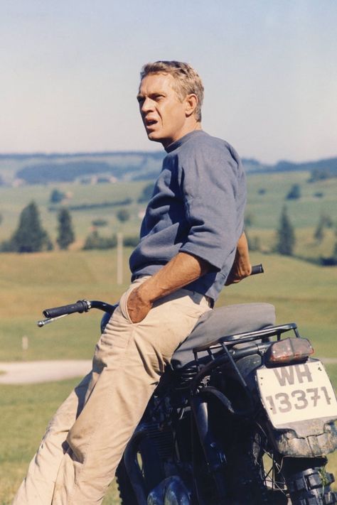 24 Photos of Steve McQueen That Will Really Get Your Motor Running Steve Mcqueen Style, Klasik Hollywood, Steven Mcqueen, Ali Mcgraw, Steve Mc, Best Dressed Man, Great Escape, Richard Gere, Anthony Hopkins