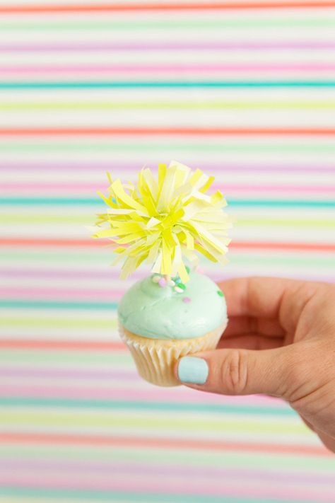 TISSUE PAPER CUPCAKE TOPPERS - Tell Love and Party Cupcake Picks Diy, Ruffle Cupcakes, Diy Cupcake Toppers, Bday Decoration, Paper Cupcake Toppers, Holiday Party Crafts, Baking Birthday Parties, Cupcake Pictures, Toppers Diy