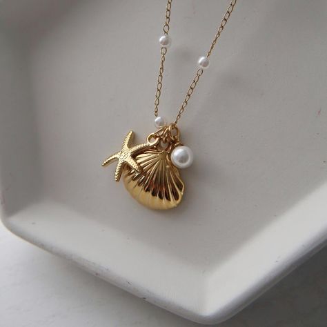 get summer ready with our ‘by the shore’ necklace 🐚🌊🏝️ all our jewelry is tarnish free and water resistant so it’s perfect for all your summer adventures 🫶 Sleek Jewelry, Jewellery Photo, Get Summer Ready, Unique Gold Jewelry Designs, Summer Jewellery, Fancy Jewelry Necklace, S Necklace, Headband Jewelry, Wire Jewelry Designs