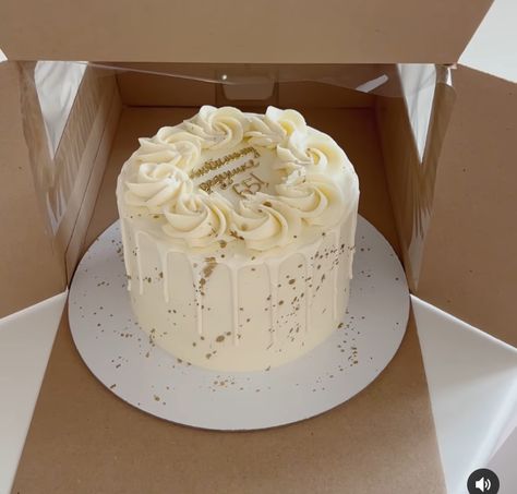 Golden Bday Cake Ideas, Small Elegant Cake, White Buttercream Cake Design, 50th Birthday Cake For Women Simple, White Cake Design Birthday, White And Gold Cake Simple, Birthday Cake Gold And White, Birthday Cake White And Gold, White Bday Cake