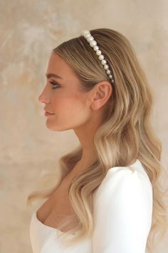 S Waves Wedding Hair, Pearl Bride Accessories, Sparkly Headband Hairstyles, Bridal Hair Accessories Pearl, Wavy Wedding Hair With Headband, Bride Headband Hairstyles, Pearl Wedding Accessories Brides, Pearl Headband Bride, Pearl Headband Wedding Hair