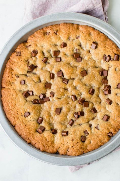 soft and chewy giant chocolate chip cookie cake. Cookie Cake Recipe Easy, Chocolate Chip Pan Cookies, Chocolate Chip Cookie Cake Recipe, Chip Recipes, Ultimate Chocolate Chip Cookie, Giant Chocolate Chip Cookie, Cake Video, Chocolate Chip Cookie Cake, Giant Chocolate