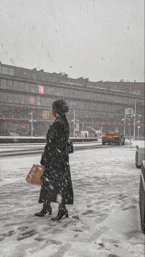 Winter Arc Black Women, Cold Girl Aesthetic, Winter Aesthetic Black Woman, Black Girls Snow Outfit, Black Woman Snow Aesthetic, Romantic Academia Outfits, Soft Girl Aesthetic Black Women Winter, Snowy Girls Aesthetic, Holiday Novels