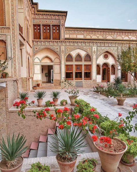 Tehran Aesthetic, Iranian House, Food Iranian, Iranian Clothes, Iran City, Tehran Street Style, Persian Decor, Iranian Architecture, Persian Garden