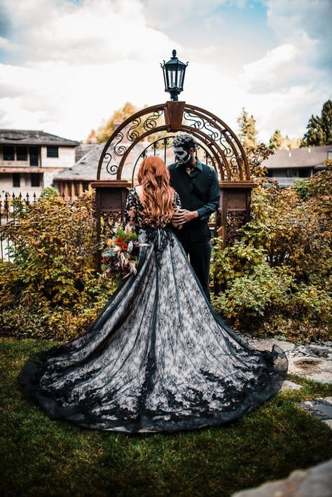 gothic wedding dresses ideas for halloween brides Halloween Wedding Centerpieces, Horror Wedding, Haunted Wedding, Halloween Wedding Dresses, Gothic Western, Halloween Wedding Cakes, Halloween Bride, Halloween Wedding Ideas, Wedding Vineyard