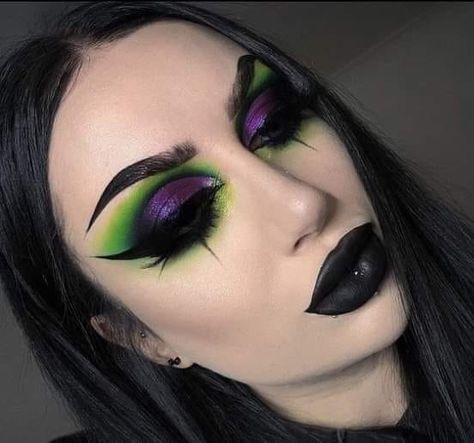 Beatle Juice Eye Makeup, Glam Goth Makeup Looks, Gothic Make Up Ideas, Glam Witch Makeup Halloween, Green Goth Makeup Looks, Goth Smokey Eye, Beetlejuice Eye Makeup, Goth Witch Makeup, Witch Makeup Ideas Pretty