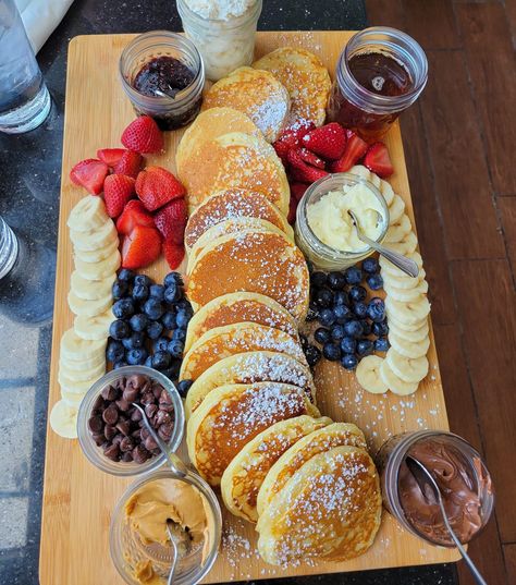 Brunch Necessities, Breakfast Platters, Xmas Breakfast, Breakfast Brunch Party, Bridal Proposal, Breakfast Spread, Breakfast Platter, Party Food Buffet, Catering Ideas Food