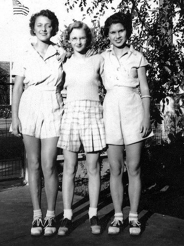 1940s/ Early 1950s vintage photo of 3 young women wearing saddle shoes. Super Summer Outfit Inspiration in this photo. Saddle Shoes, Shorts and cute blouses. #1940s #1950s #Saddleshoes Women Style Casual, Saddle Shoe, 1950s Women, Vintage Summer Outfits, 1940s Women, 1940s Woman, Fashion Decades, Saddle Shoes, 40s Fashion