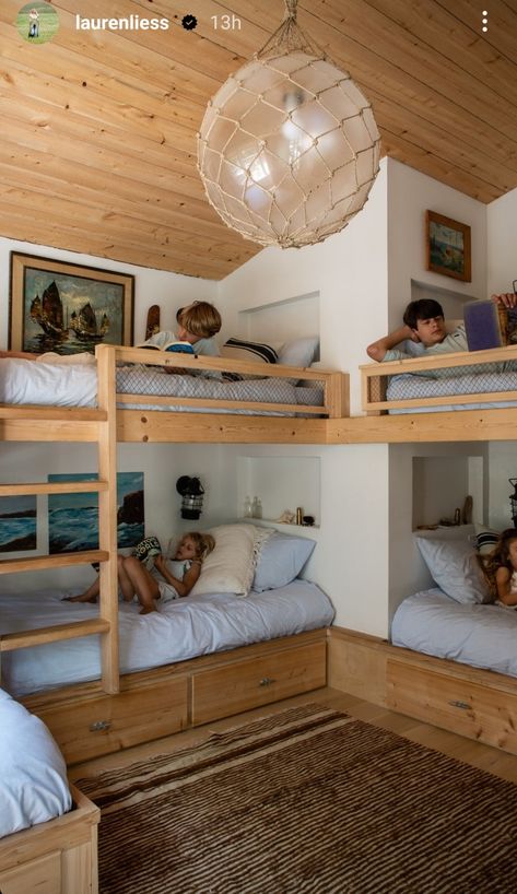 Simple Built In Bunk Beds, Four Kids One Room, Playroom Bunk Beds, 3 Bed Bedroom, Family Bedroom Ideas, Small Room Bunk Bed Ideas, Lake House Kids Room, Boys Bunk Room, Cozy Kids Bedroom