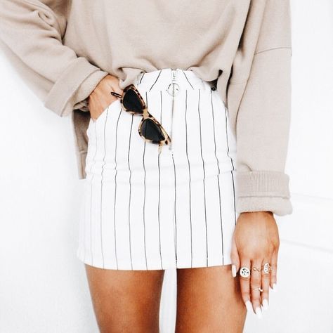 @rebeccaramenaden Pinstripe Skirt, White Striped Skirt, Bohol, Striped Skirt, White Skirt, Glam Rock, Inspiration Mode, Flowy Dress, Looks Style