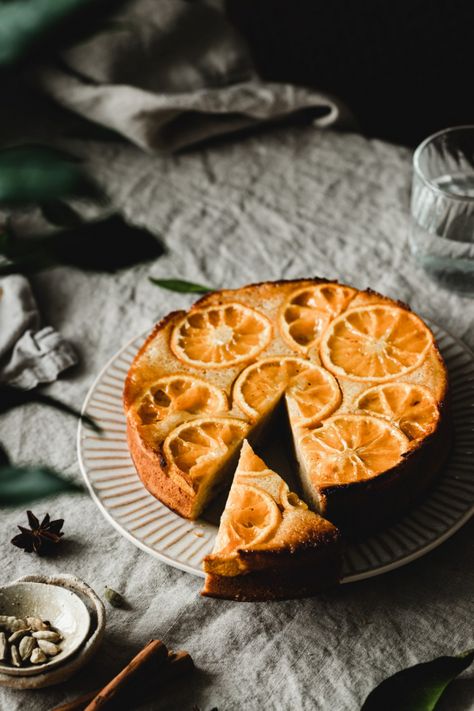 Spiced Mandarin Upside-Down Cake Mandarin Upside Down Cake, Mandarine Recipes, Mandarin Cake, Food Photo Ideas, Upside Down Cakes, Citrus Desserts, Figgy Pudding, Single Layer Cakes, Food Videography