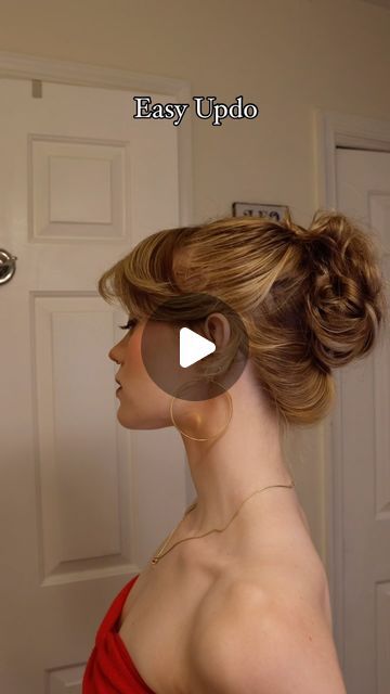 Caroline Judith Bennis on Instagram: "Easy updo for a Vintage Hollywood look💁‍♀️✨  💆🏼‍♀️ Section Your Hair: Start by sectioning your hair into manageable parts. 🔀 Twist and Pin: Twist two sections and pin them in place, creating a layered effect. 🧷 Secure the Updo: Gather the remaining hair and twist it into a bun, securing with bobby pins. 💥 Style the Bangs: Carefully style your bangs to frame your face, giving the look a soft and vintage vibe.  Perfect for any special occasion or just to add a bit of glam to your day. What I love most is there is very little heat used in this look 🥰 My hair isn’t left charred to a crisp 😝  #VintageUpdo #HairTutorial #ElegantHairstyle #Glamour #HairInspo #BeautyRoutine #ClassicLook #HairstyleGoals #SpecialOccasionHair" Vintage Updo With Bangs, Hollywood Glamour Hair Updo, 60s Updo Hair Tutorial, Hollywood Hair Updo, Hollywood Bun, Vintage Hollywood Updo, Updo With Bang, Hollywood Glamour Hair, Vintage Updo