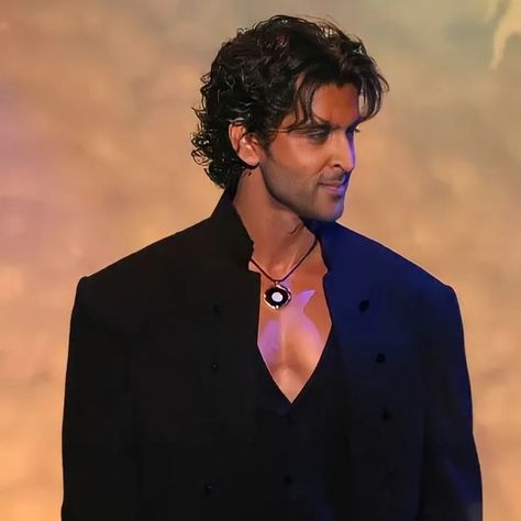 Bollywood Actor Men, Indian Actors Men, Arjun Rampal 90s, Hrithik Roshan 90s, Hrithik Roshan Aesthetic, Indian Hairstyles Men, Indian Wavy Hair, Curly Hair Care Products, Hrithik Roshan Hairstyle