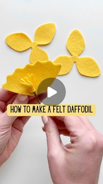 Felt Flowers Mobile, Flower Felt Diy, How To Make Felt Flowers, Easter Felt Crafts, Felt Daffodil, Felt Crafts Flowers, Diy Felt Flowers, Felt Easter Crafts, Crafty Flowers