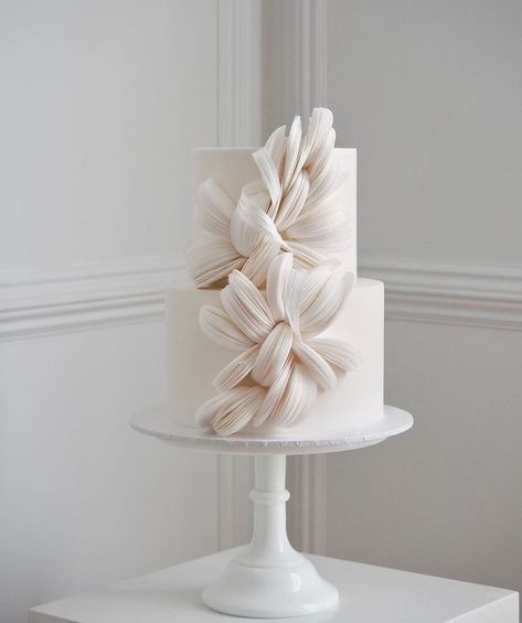 Wedding Cake Minimalist, Wedding Cake Chic, Wonderland Wedding Decorations, Wedding Cake Art, Wedding Cake Options, Wedding Cake Servings, Elegant Cake, Wedding Cake Alternatives, Wedding Cake Photos